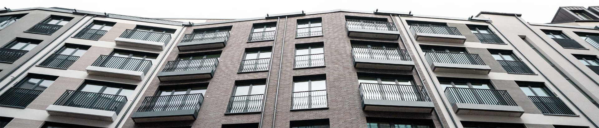 Fassade mit Balkonen — MAIN YARD